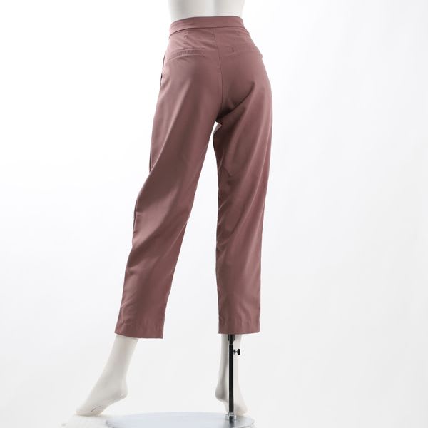 デザイン性のあるフロントウエストタック入りパンツ