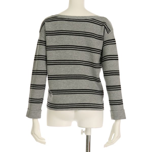 ボタン付きボーダー柄ニット