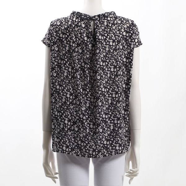 シックな小花柄ブラウス