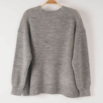 深めのVネックニット