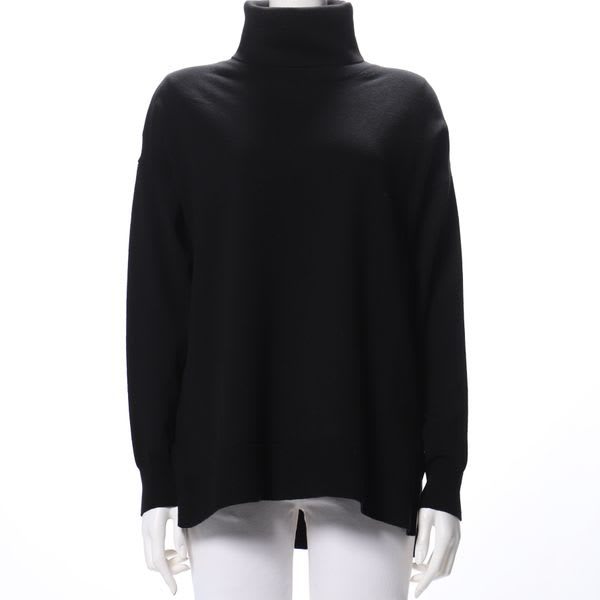 ドロップショルダーのタートルネックニット