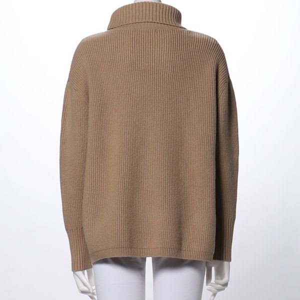 後ろ丈長めタートルネックニット