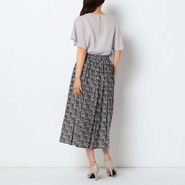 フロントデザインパールボタンVネックブラウス