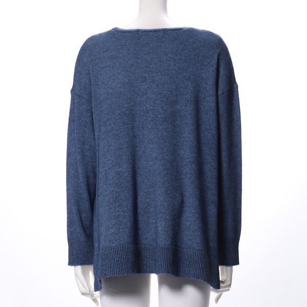 バックテールデザインVネックニット