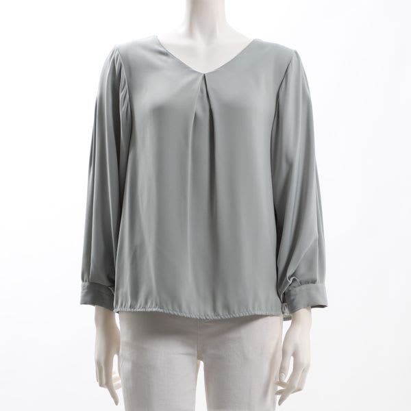 タック付きブラウス