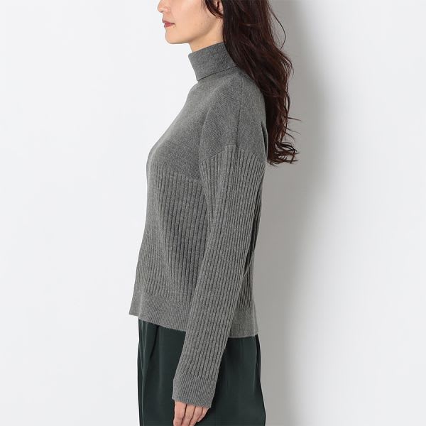 ドロップショルダータートルニット