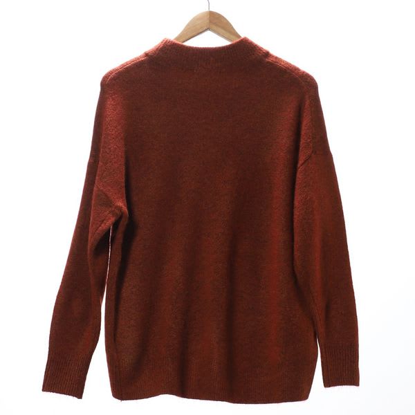 バックテールデザインドロップショルダーニット