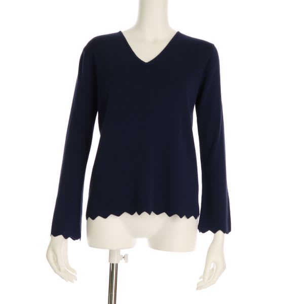 袖口と裾のスカラップデザインVネックニット