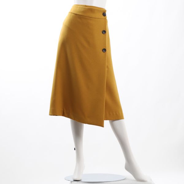 ボタンアクセントラップ風スカート