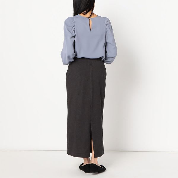 バックボタンデザインパフスリーブブラウス