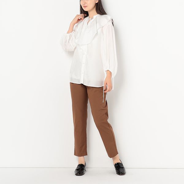 デザイン性のあるフロントウエストタック入りパンツ