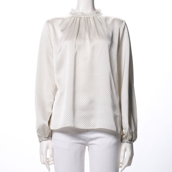 光沢感のあるドット柄スタンドカラーブラウス