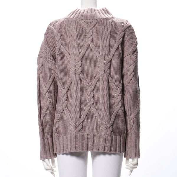 ケーブル編みゆったりニット