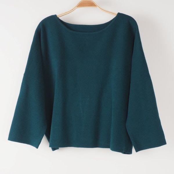 デコルテラインギャザーニット