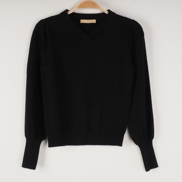 Vネックリブニット