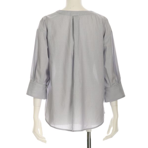 フロントボタン極細ストライプブラウス