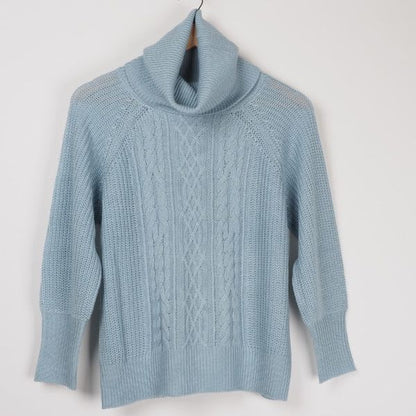 オフタートルケーブル編みニット