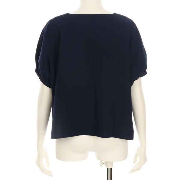 V字ネックラインブラウス