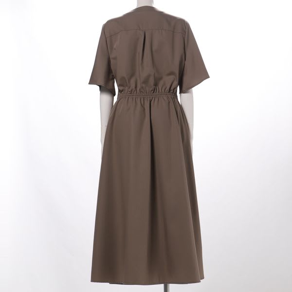 ウエストリボンデザインのVネックワンピース