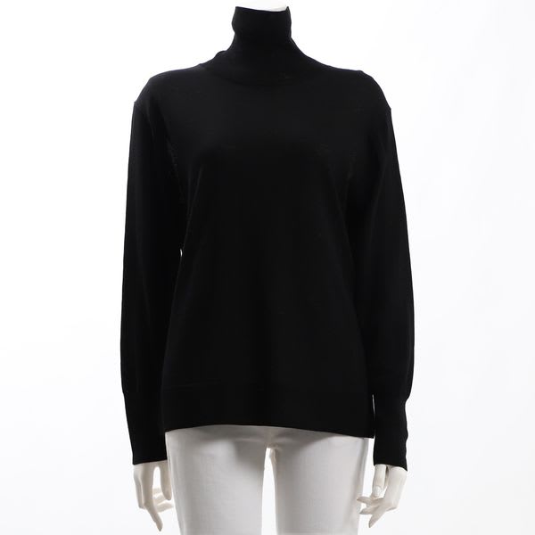 ケーブル編みタートルネックニット