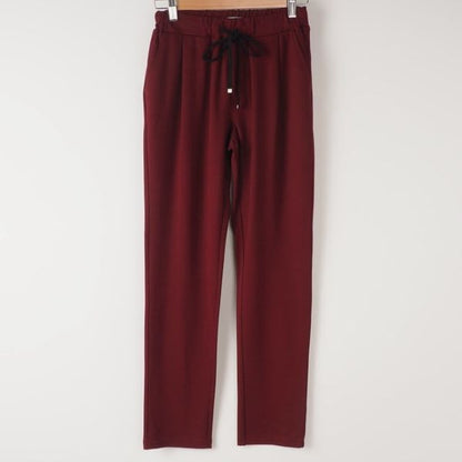 スッキリとしたイージーテーパードパンツ