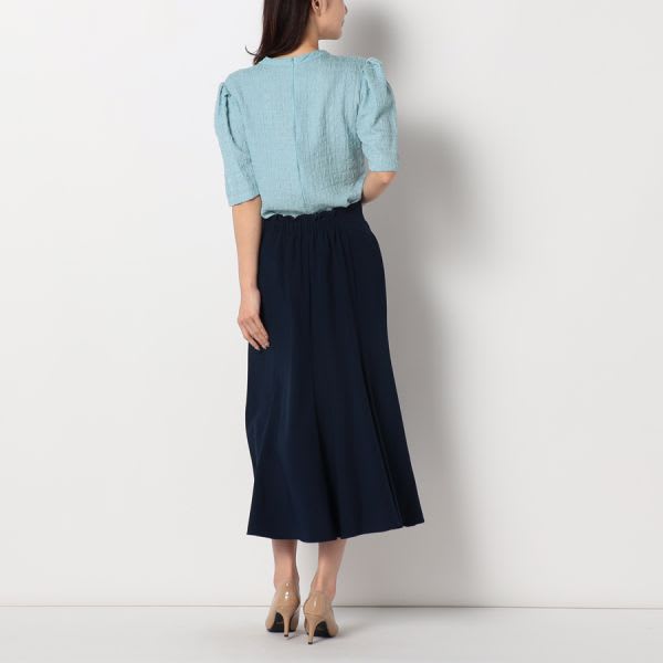 特徴のある表面感のパフスリーブブラウス