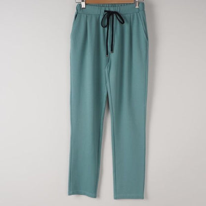 スッキリとしたイージーテーパードパンツ