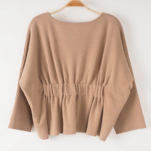 デコルテラインギャザーニット