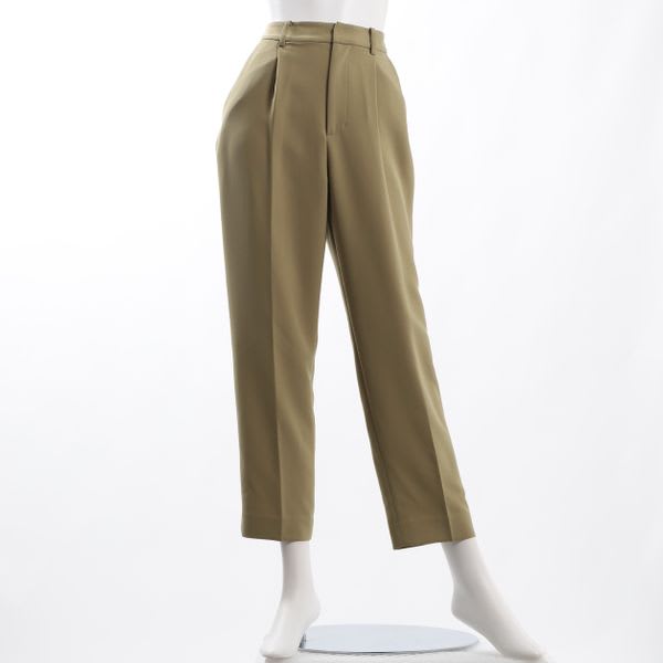 タック入りテーパードパンツ