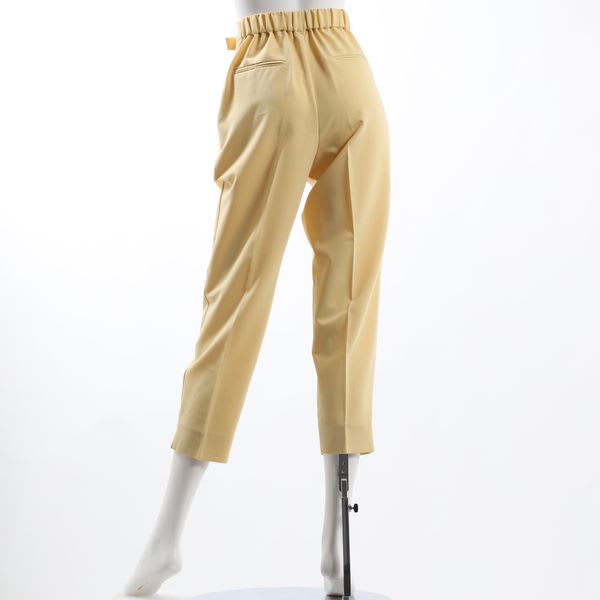 ウエストベルト付きタック入りテーパードパンツ