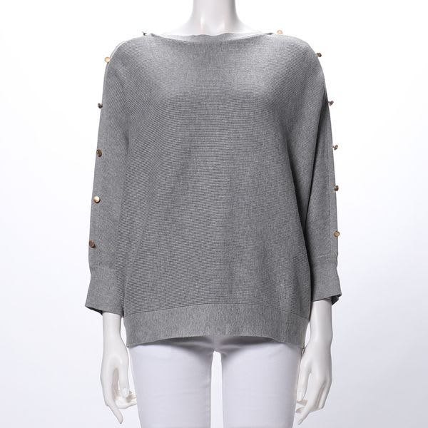 ボタン装飾ニット