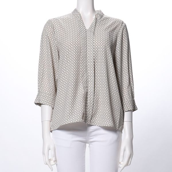 襟元デザインブラウス