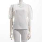 特徴のある表面感のパフスリーブブラウス