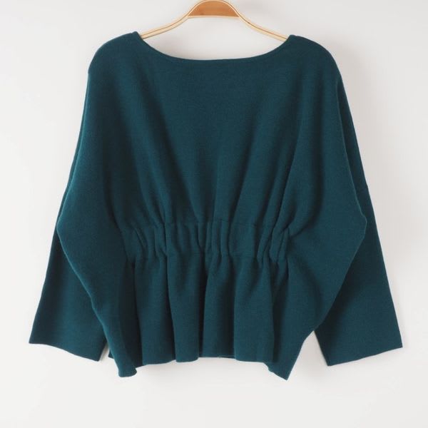 デコルテラインギャザーニット