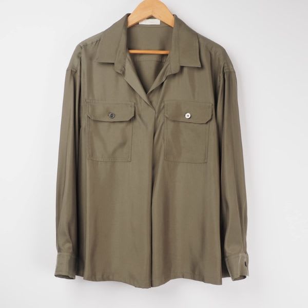 光沢素材ポケット付きスキッパーシャツ