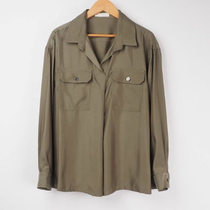 光沢素材ポケット付きスキッパーシャツ