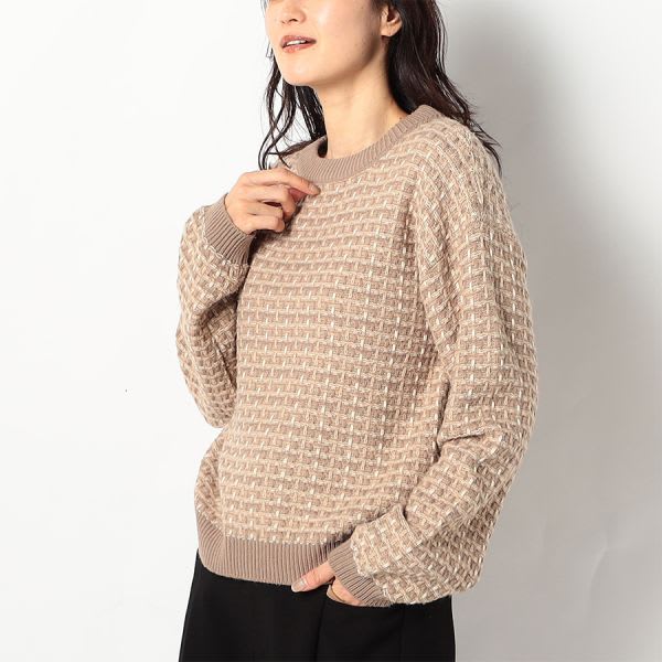 ドロップショルダーのツイードニット