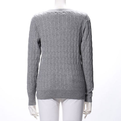 ケーブル編みVネックニット