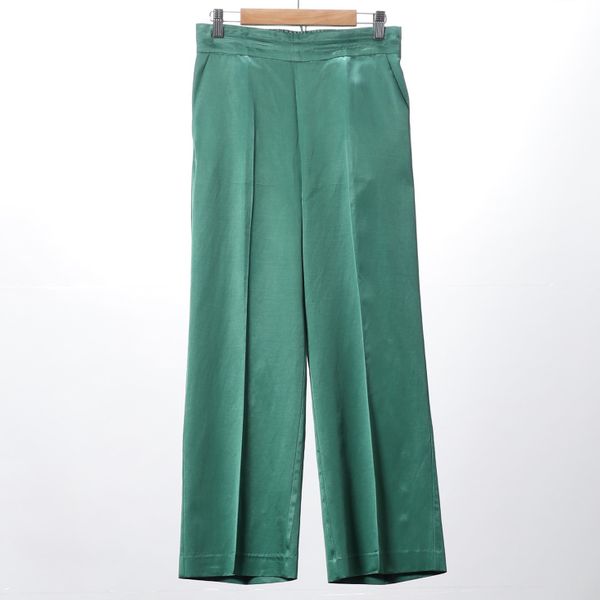 光沢感のある素材ワイドパンツ