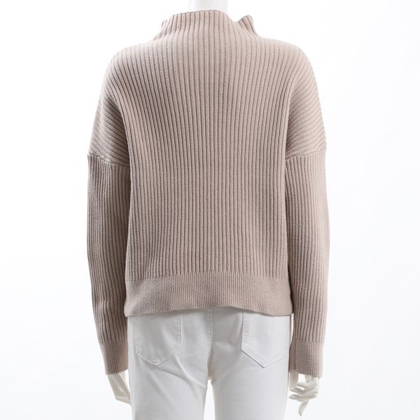 変形編み地オフネックニット