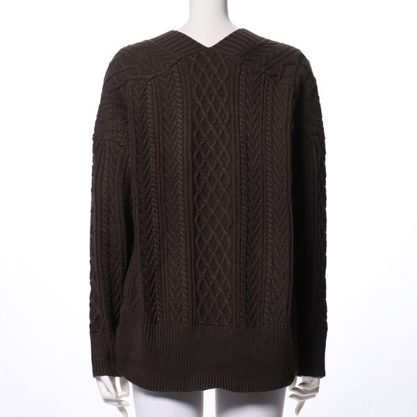 ケーブル編みVネックニット