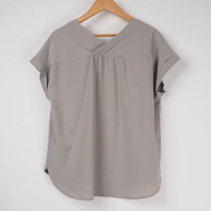 ギャザー入りバックVネックブラウス