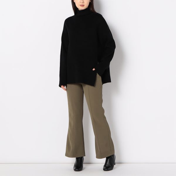 サイドスリットタートルネックニット