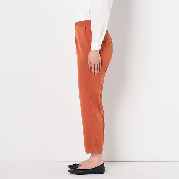 シンプルテーパードパンツ