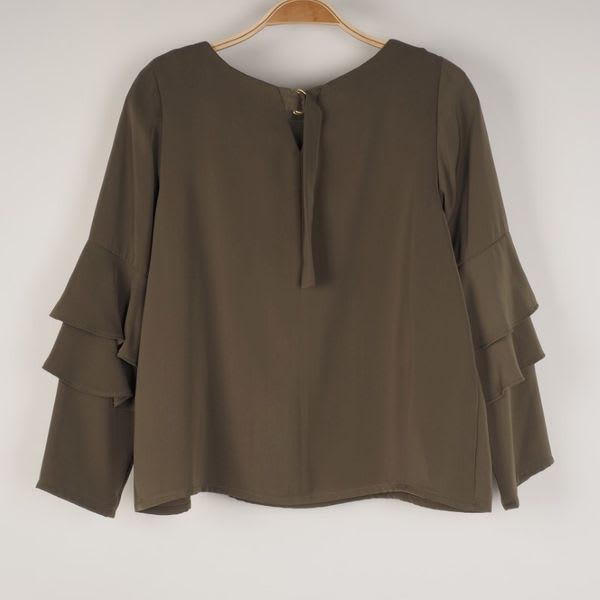 フリルデザインブラウス