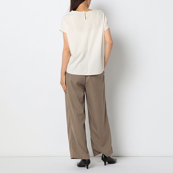 タックデザインハートネックブラウス