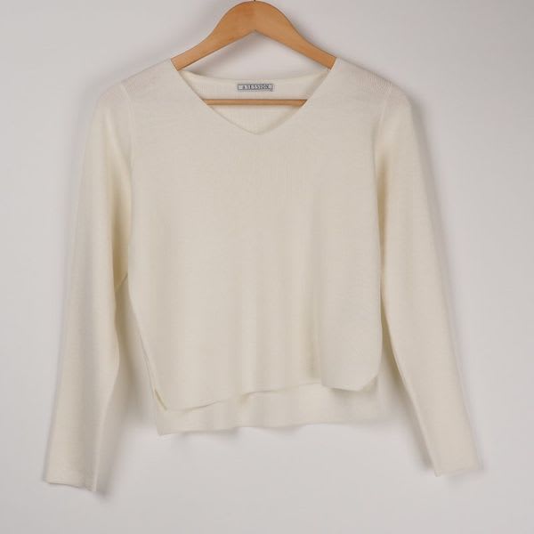 シンプルVネックニット