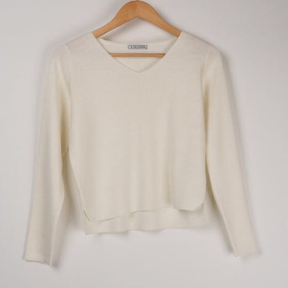 シンプルVネックニット