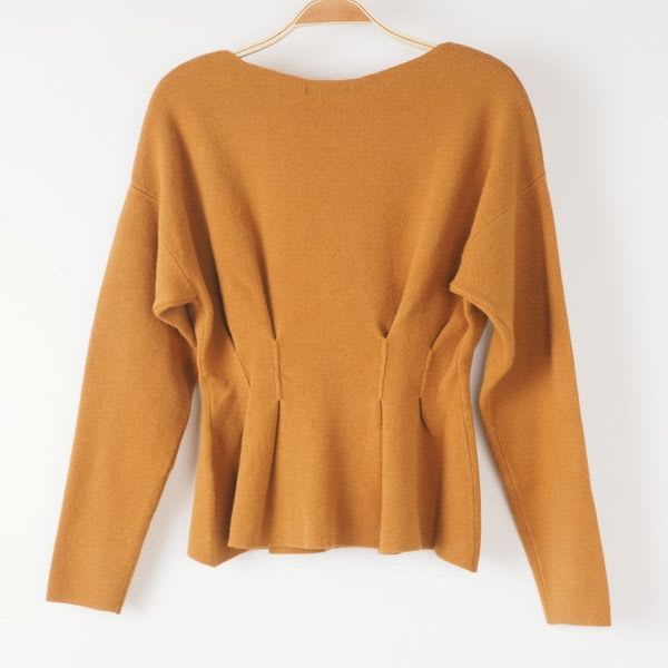 ペプラムデザインニット