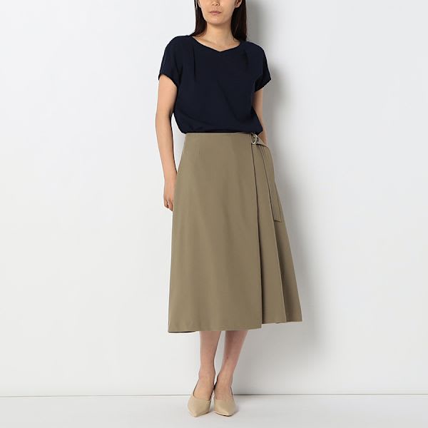 タックデザインハートネックブラウス